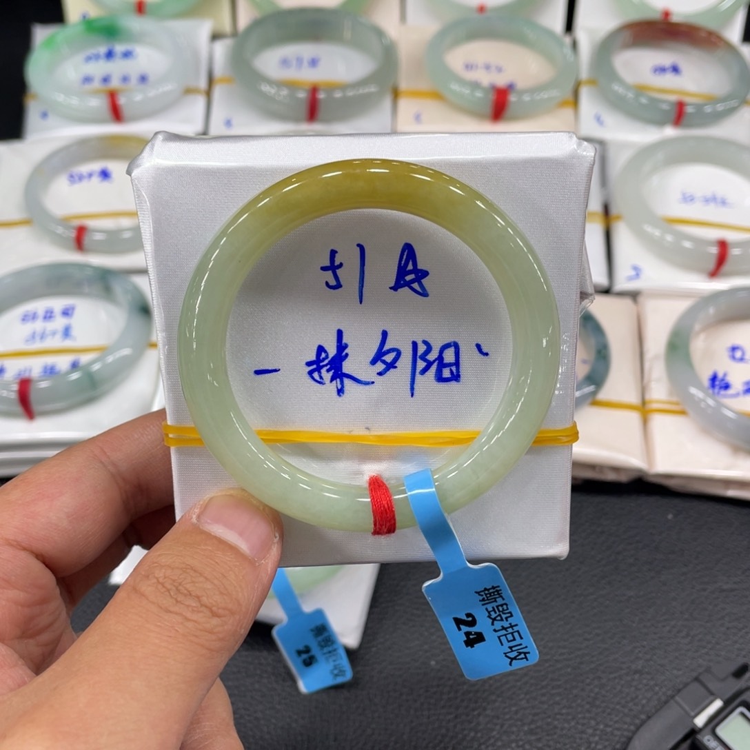 翡翠手镯未镶嵌天然翡翠