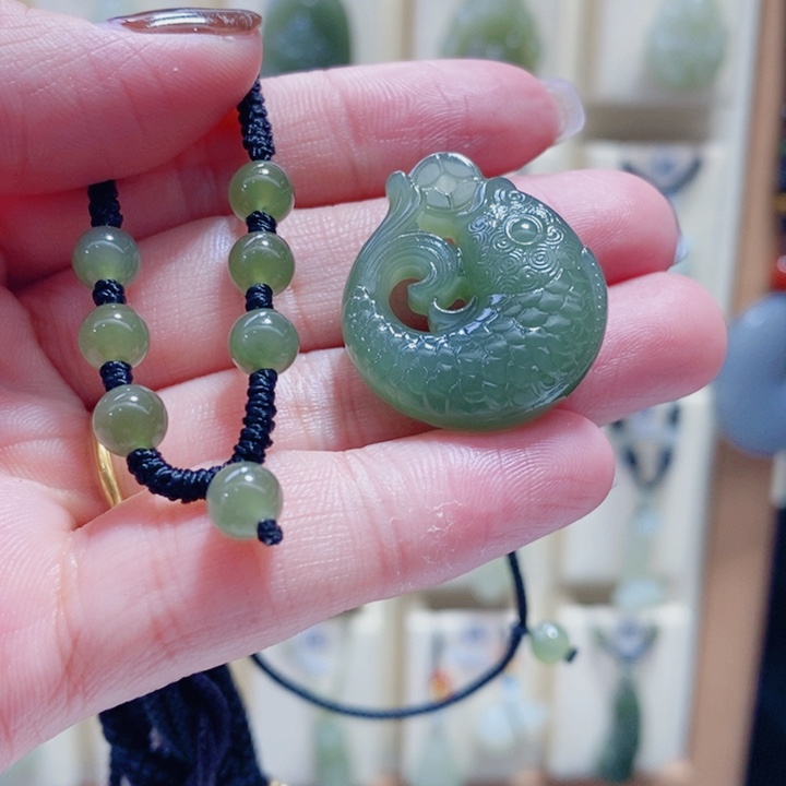 苹***，和田玉未镶嵌颈饰