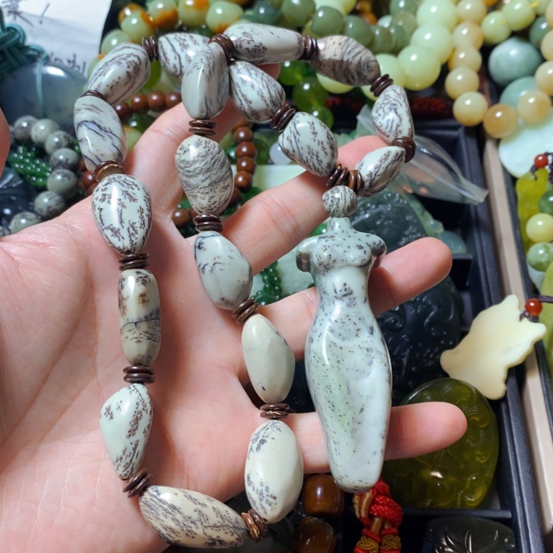 岫岩老玉（透闪石质玉）未镶嵌颈饰