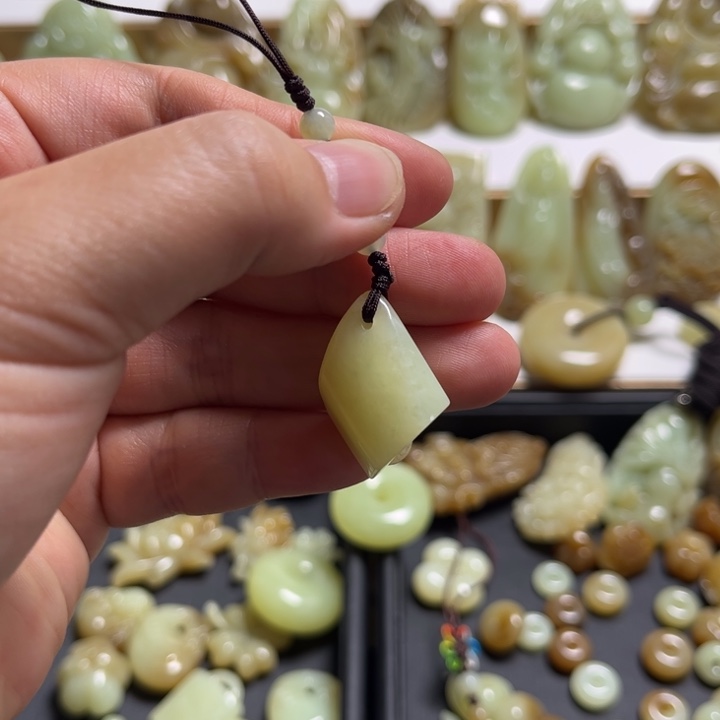 和田玉颈饰未镶嵌浅***然
