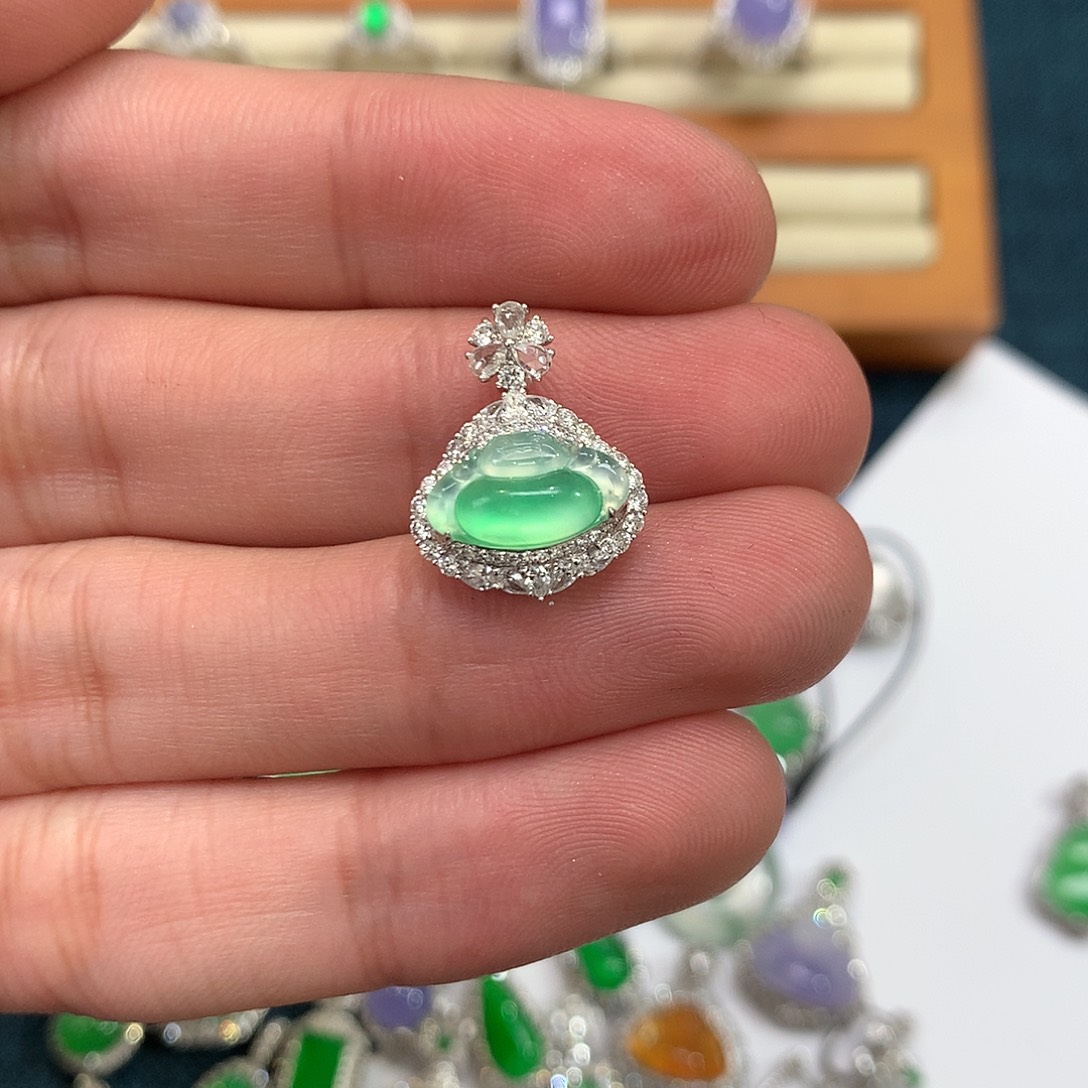 翡翠吊坠(不含链)18K金镶嵌绿佛公