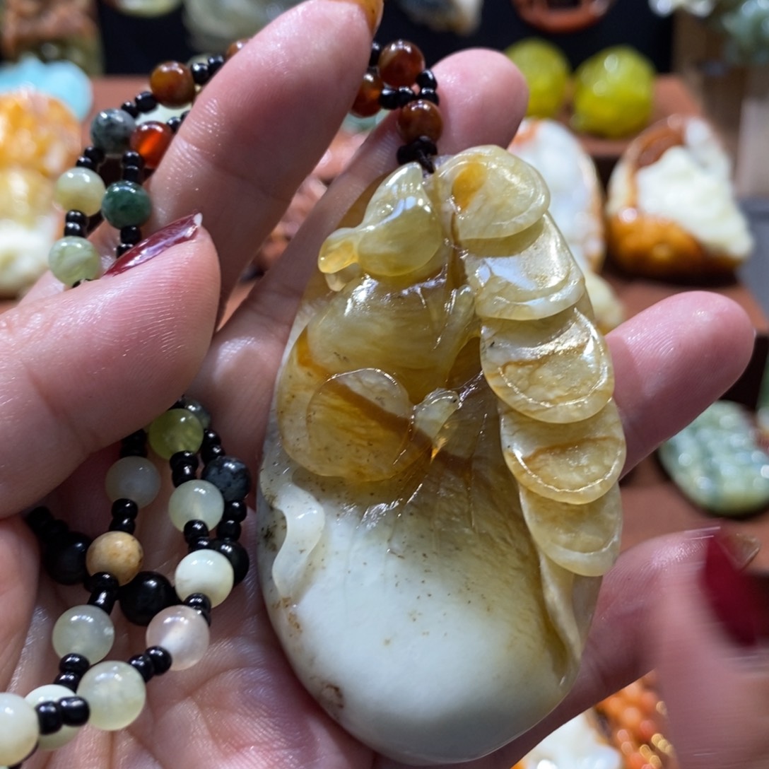 蛇纹石玉颈饰未镶嵌