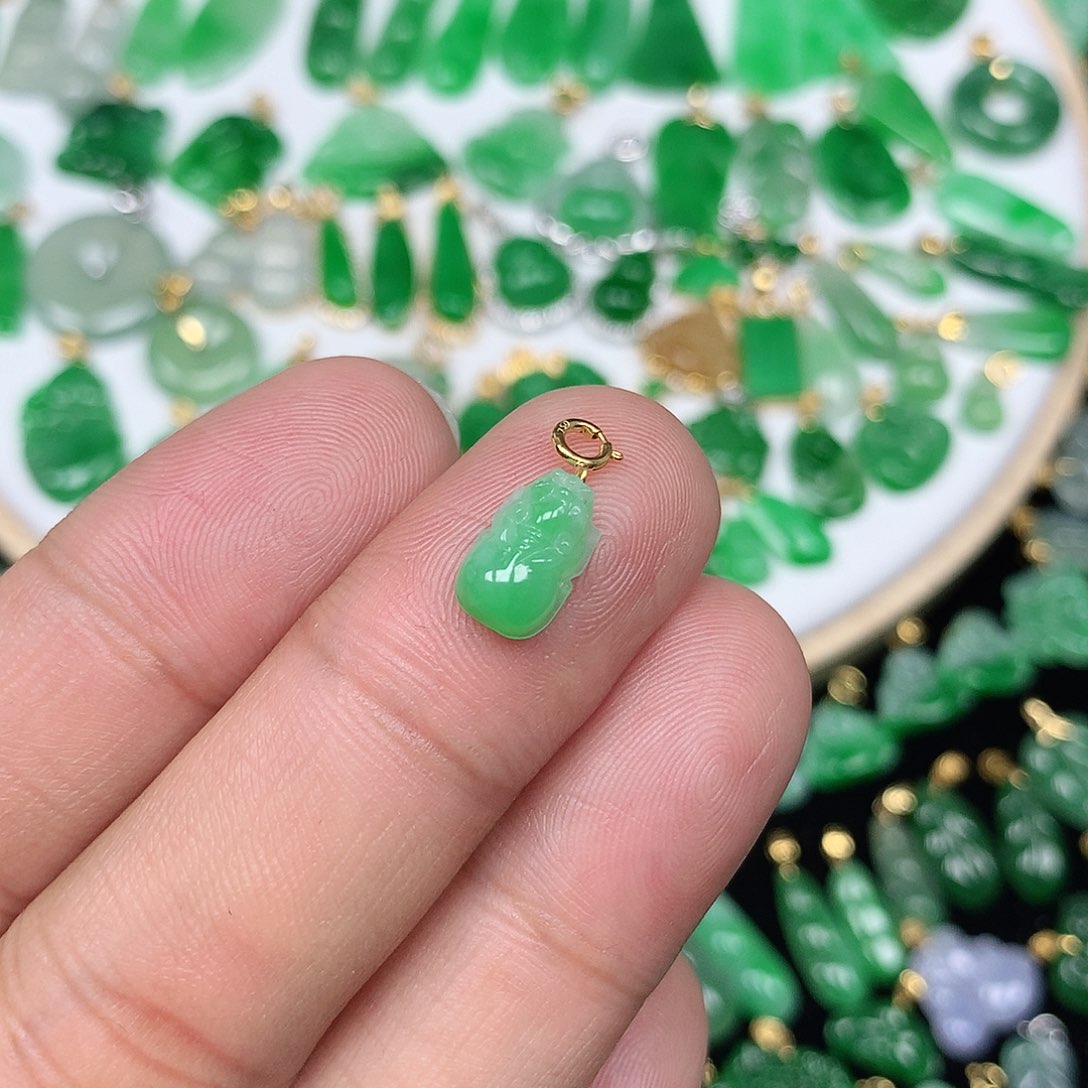 翡翠配石18K金扣 小巧精美飘阳绿小貔貅