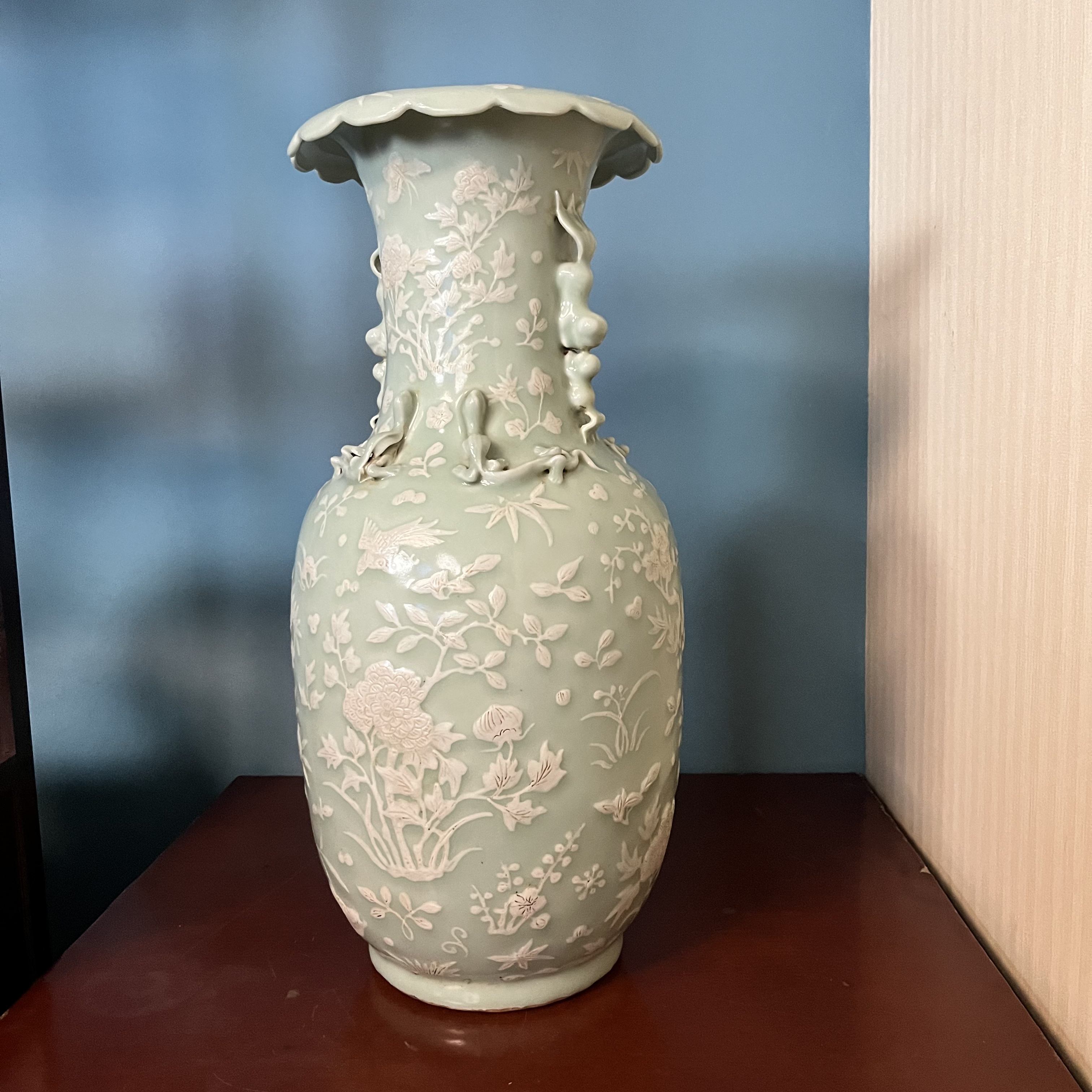 2618 清中期豆青釉堆白赏瓶
