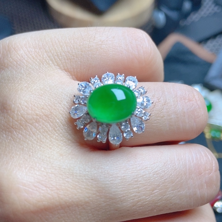 翡翠颈饰18K金镶嵌88。   