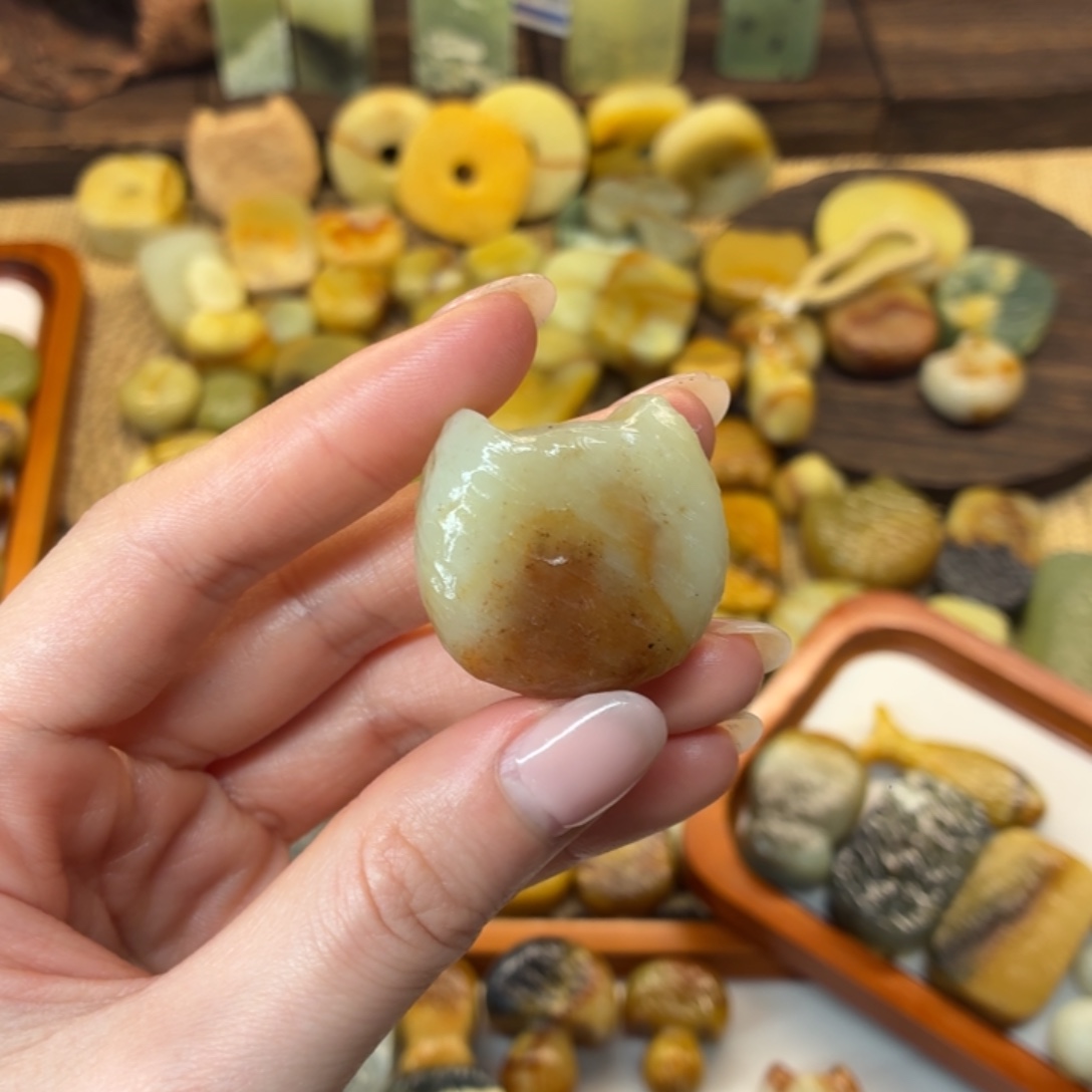 裴***永蛇纹石玉未镶嵌颈饰