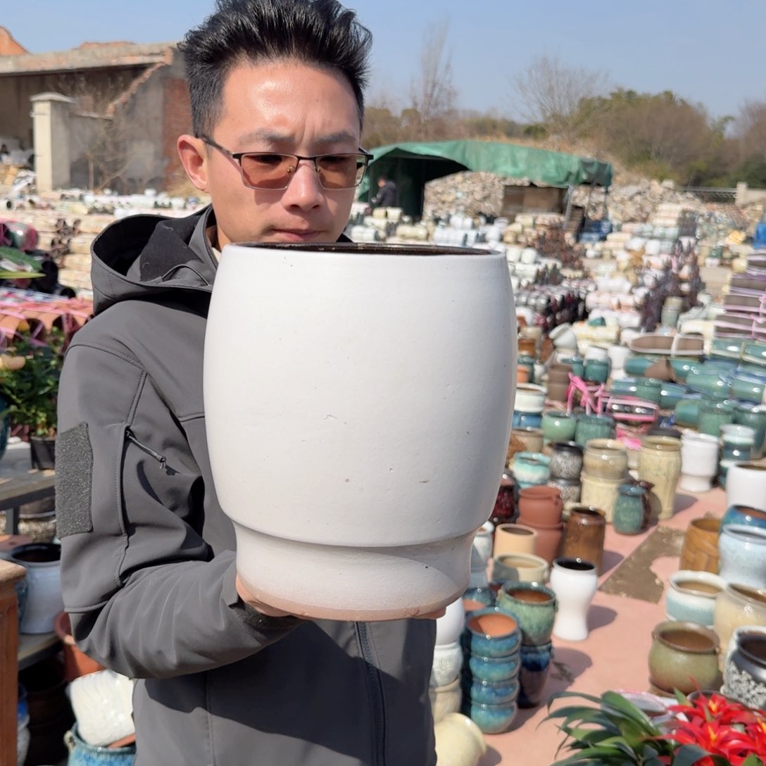 紫砂花盆口18高23（一个瑕疵蛋壳白色