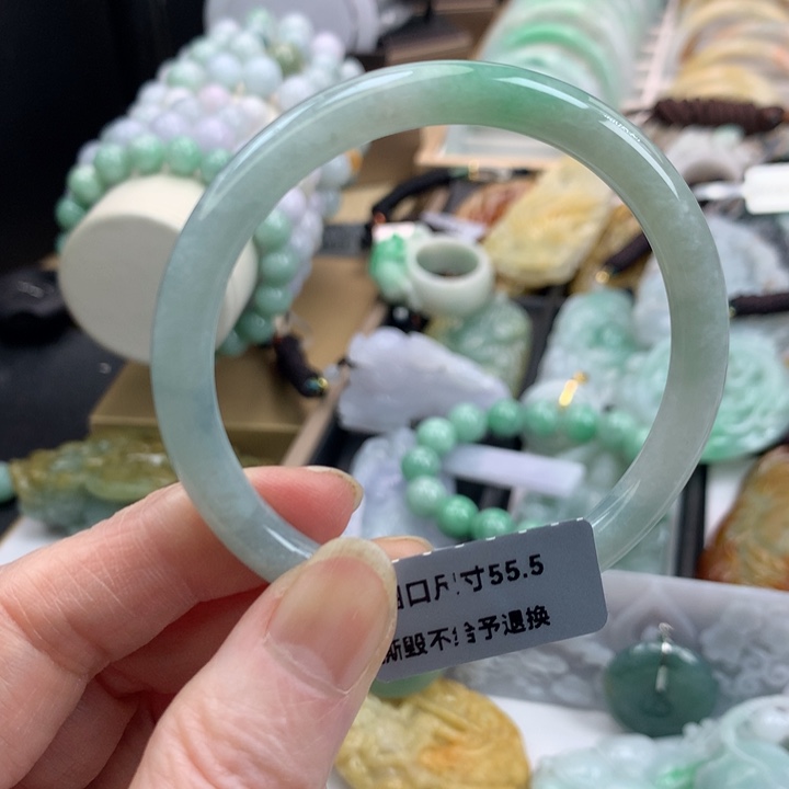翡翠手镯未镶嵌吊坠