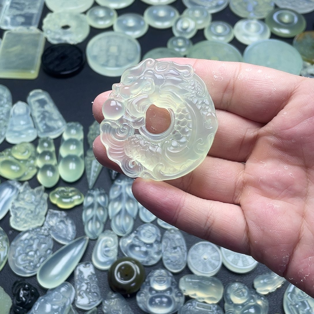 岫玉未镶嵌颈饰龙扣