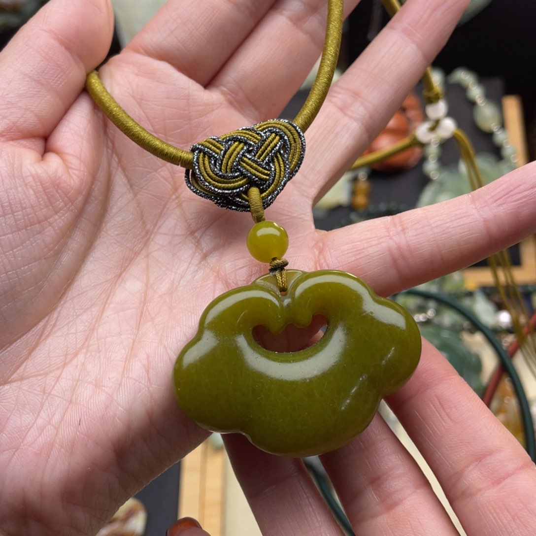 蛇纹石玉颈饰未镶嵌