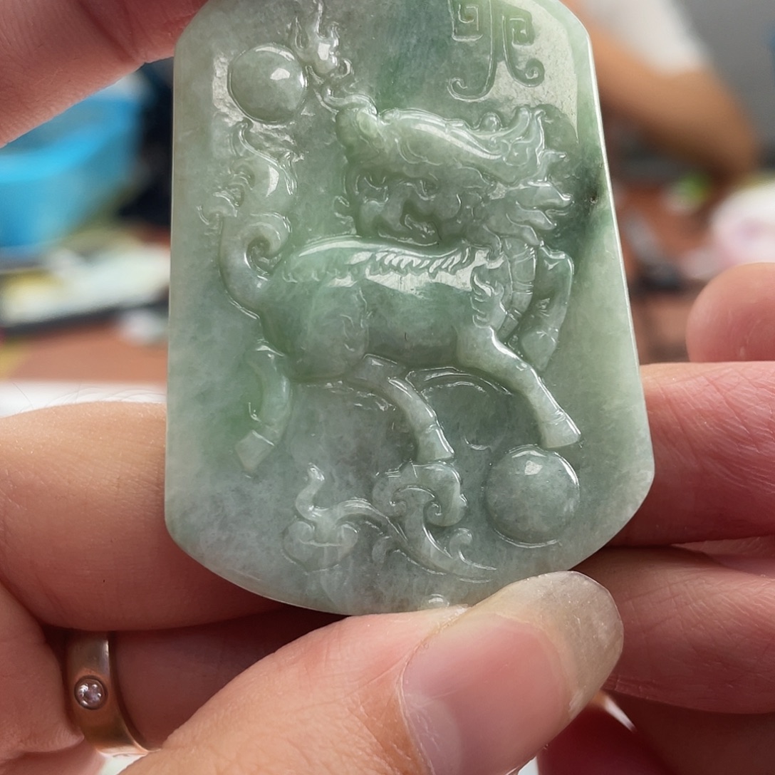 翡翠未镶嵌颈饰有裂