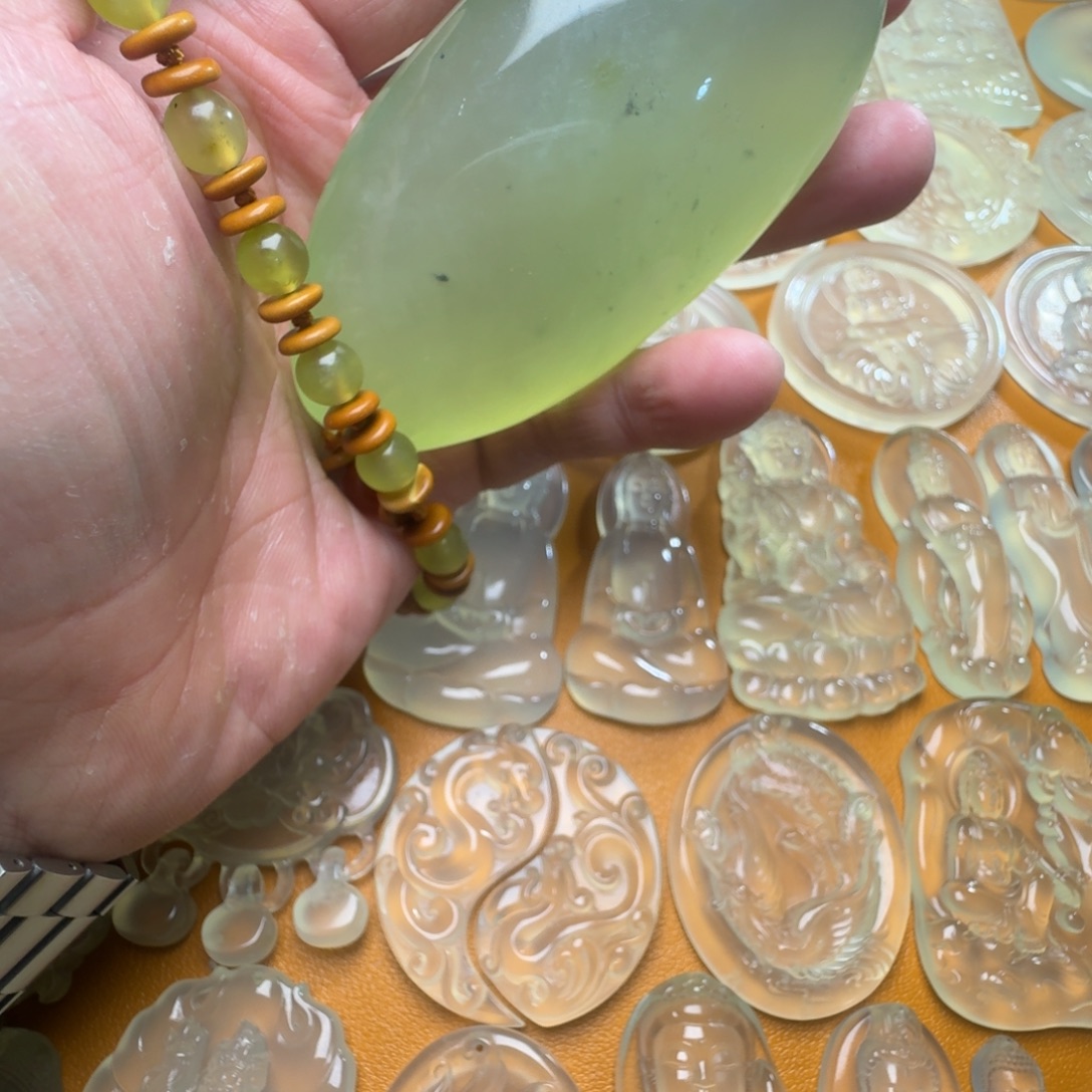 蛇纹石玉未镶嵌颈饰