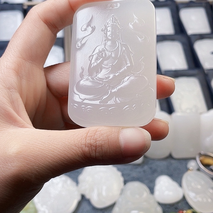 石英质玉（金丝玉）颈饰未镶嵌岁***j