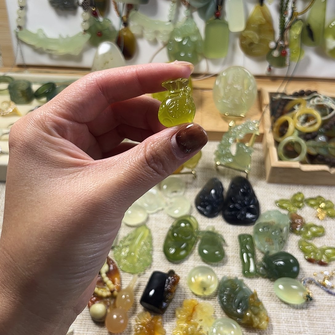 兮****蛇纹石玉未镶嵌颈饰