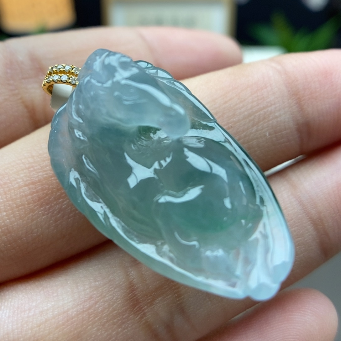 翡翠18K金镶嵌颈饰吊坠