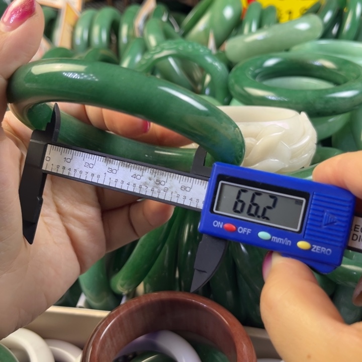 鱼***儿石英质玉未镶嵌手镯