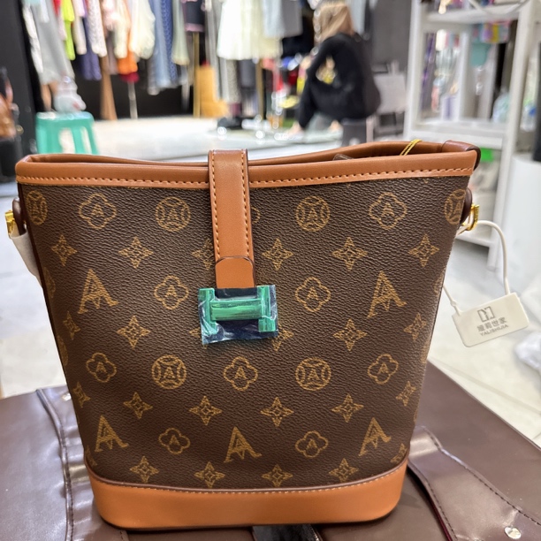 女士斜跨搭扣经典单肩拉链水桶包时尚斜挎包黑色法式中号