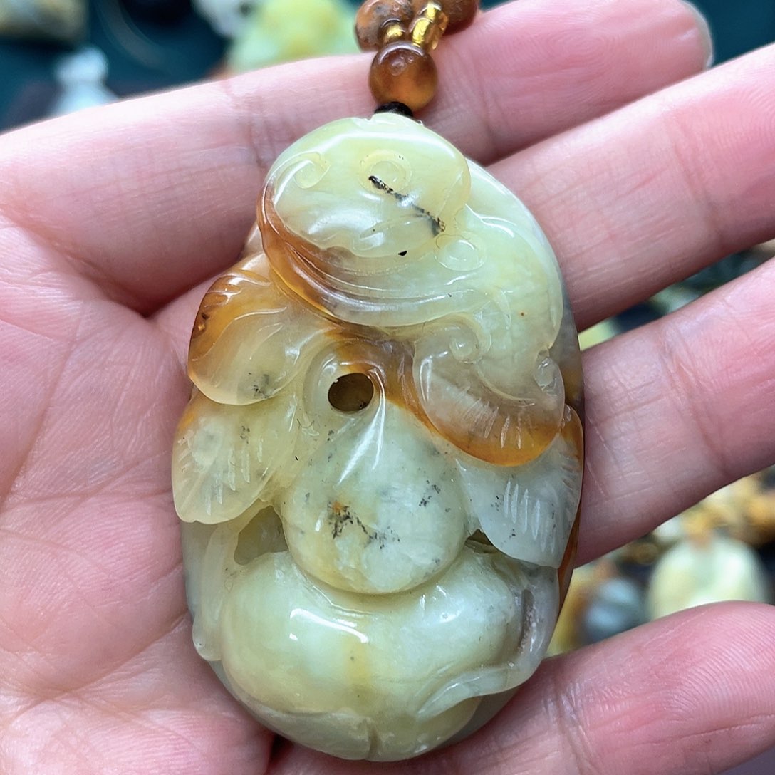 蛇纹石玉颈饰未镶嵌