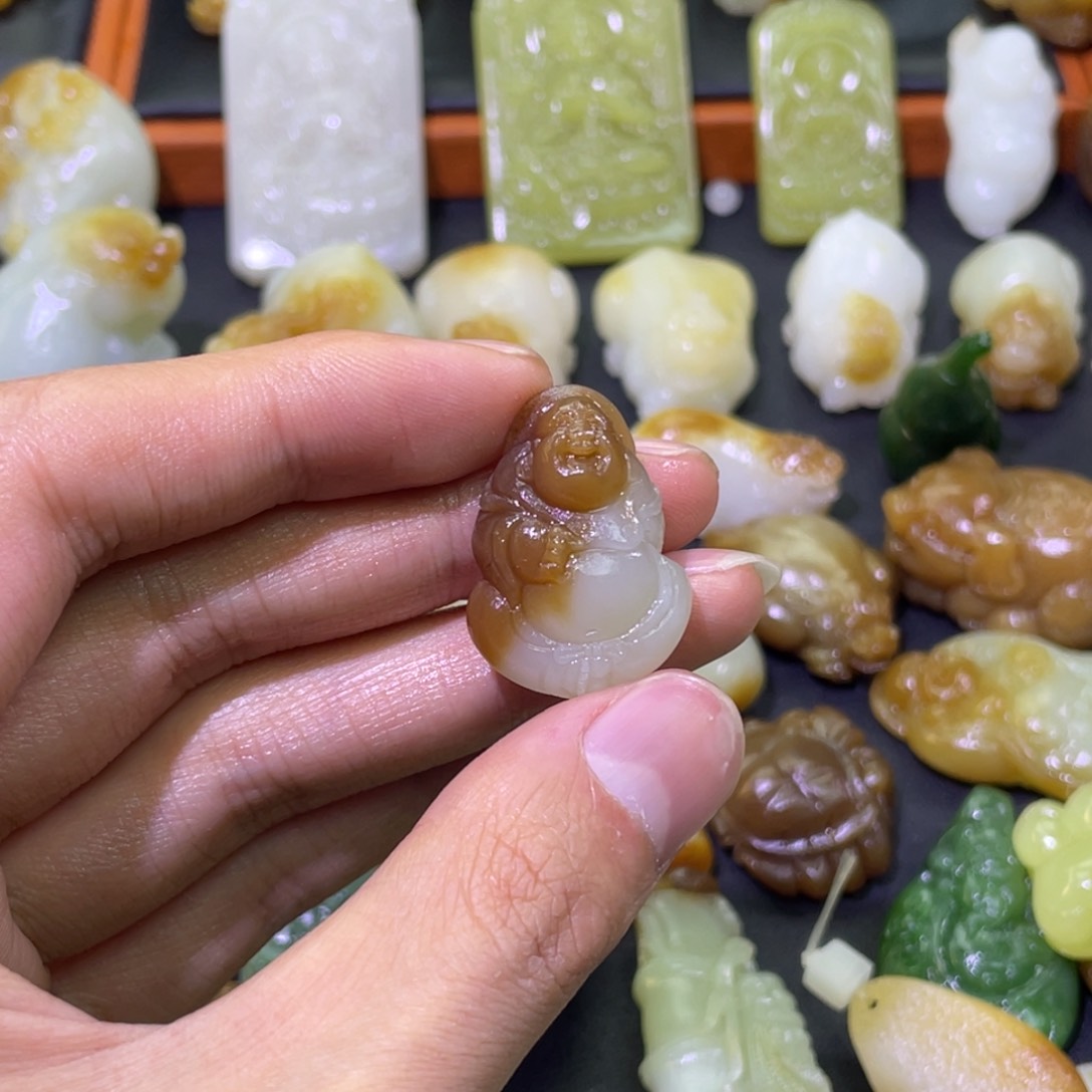 颈饰未镶嵌和田玉且末糖白佛公吊坠