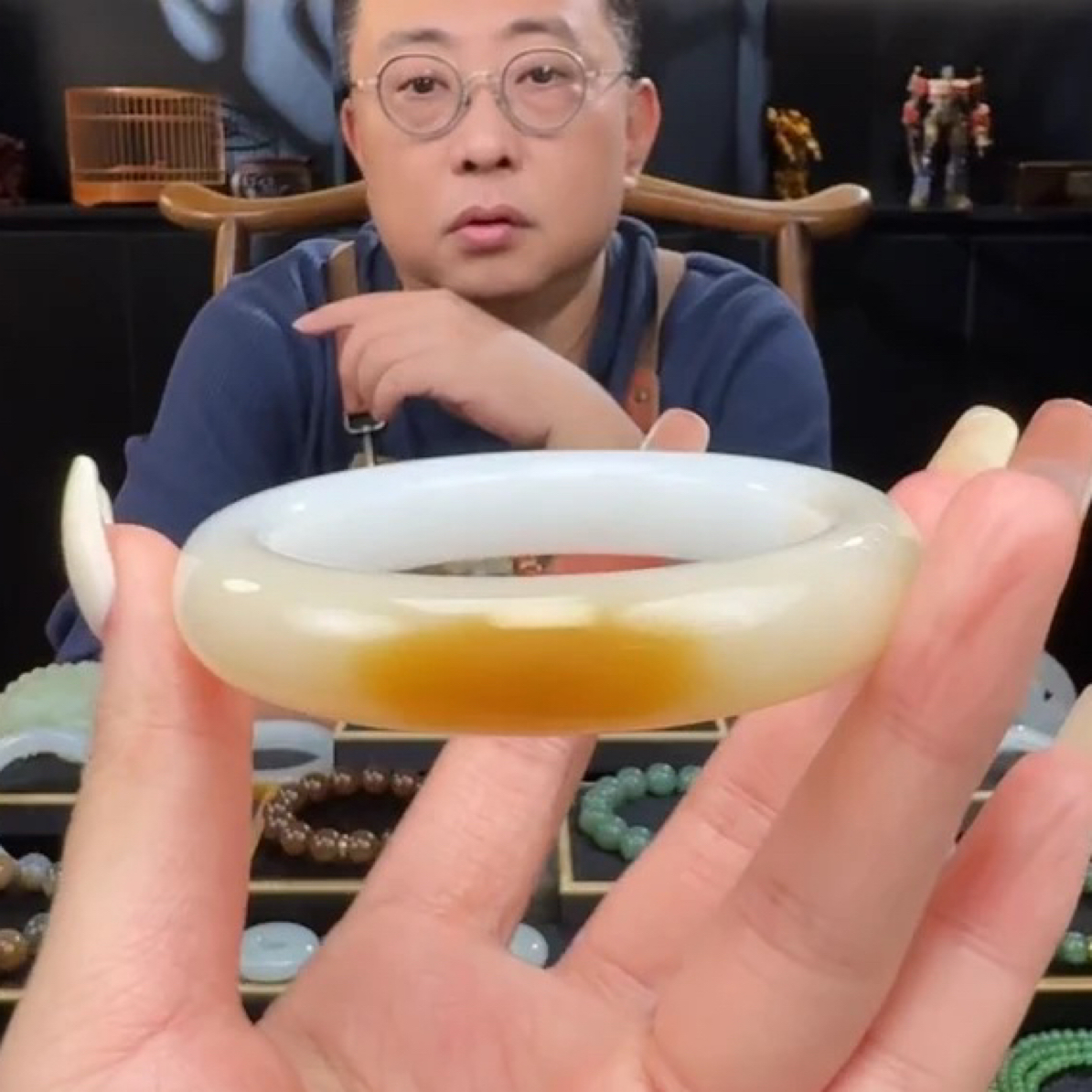 和田玉且末糖白手镯女