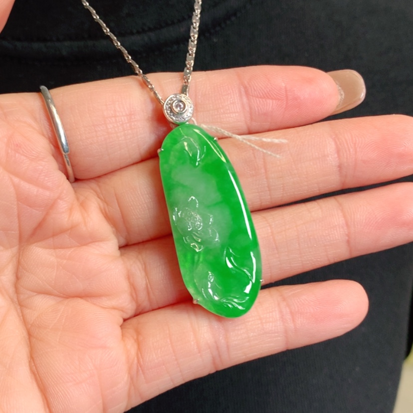 【闪购商品】颈饰18K金镶嵌翡翠莲年有鱼