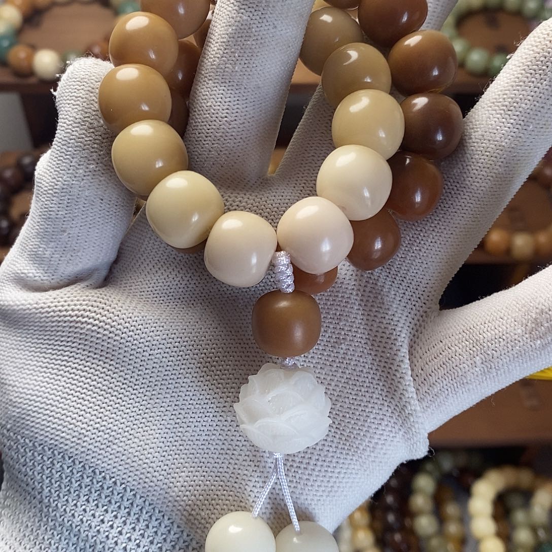 小***好菩提籽类风化老料渐变手持加莲花饰品