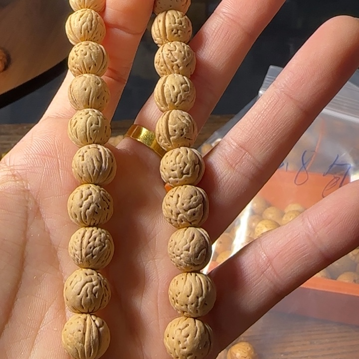 I***I桃核吊坠头尾微蹭