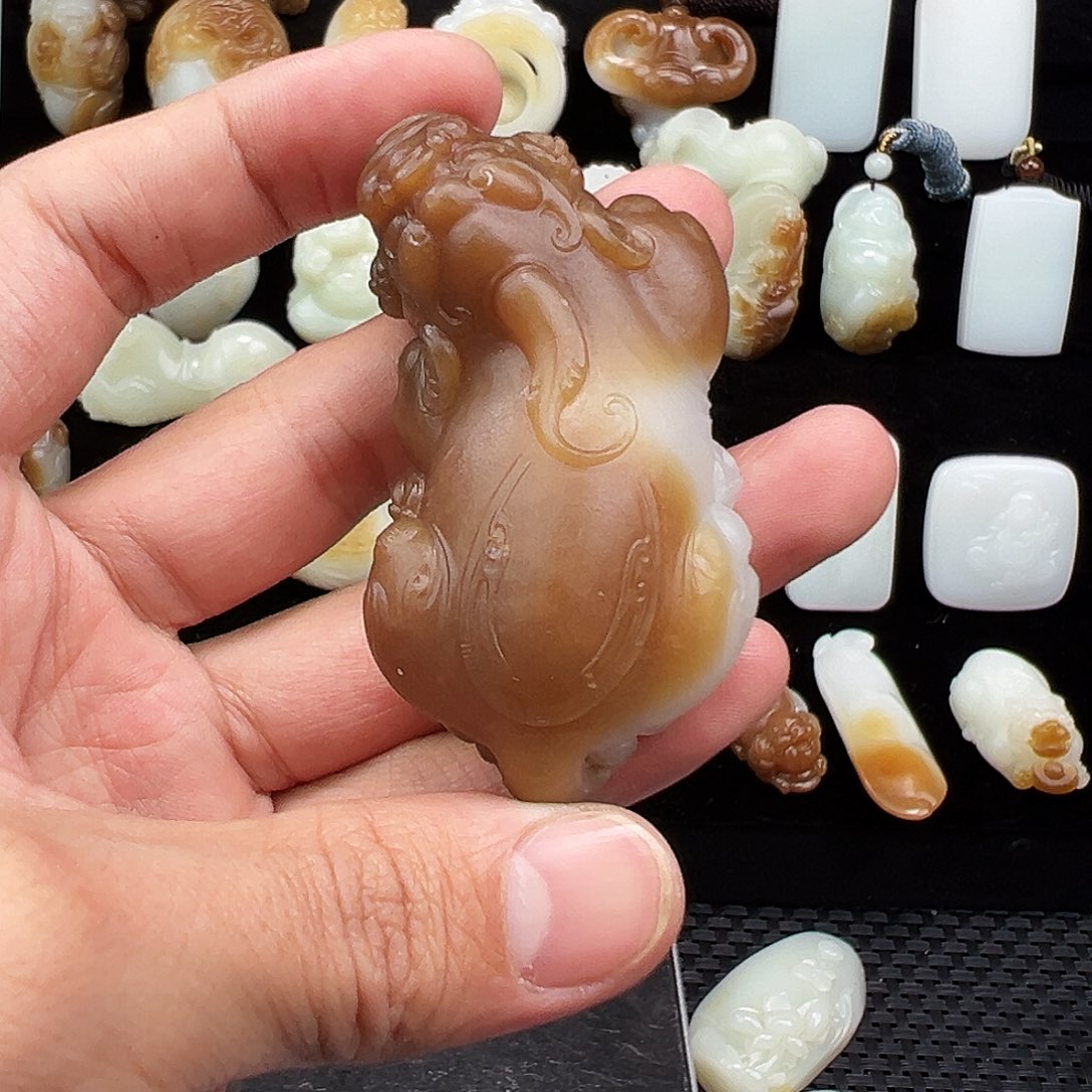 和田玉颈饰未镶嵌“****豹