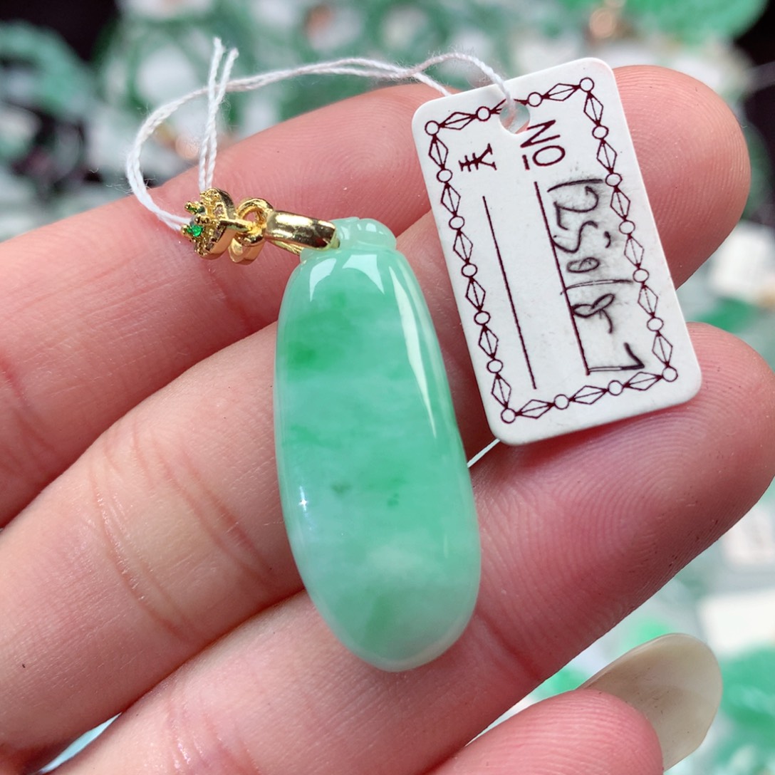 翡翠颈饰未镶嵌翡翠吊坠