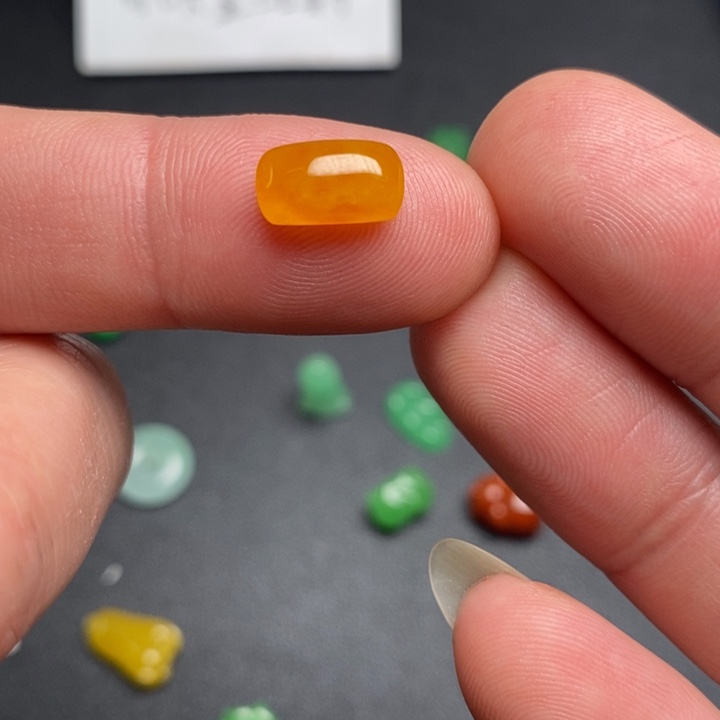 艾***仔翡翠未镶嵌颈饰挂件