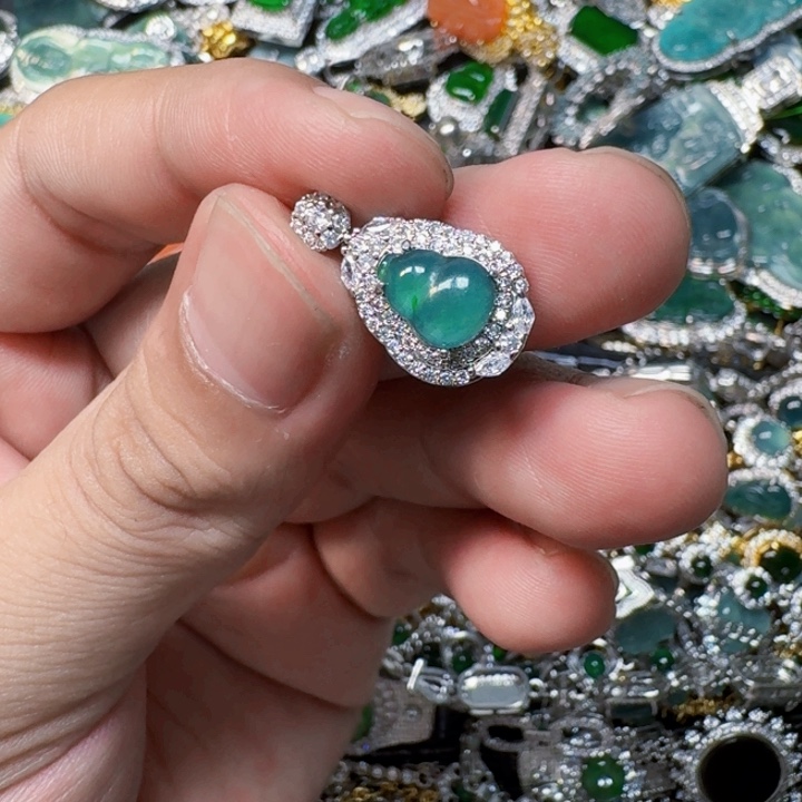 翡翠未镶嵌颈饰天然A货翡翠放漏