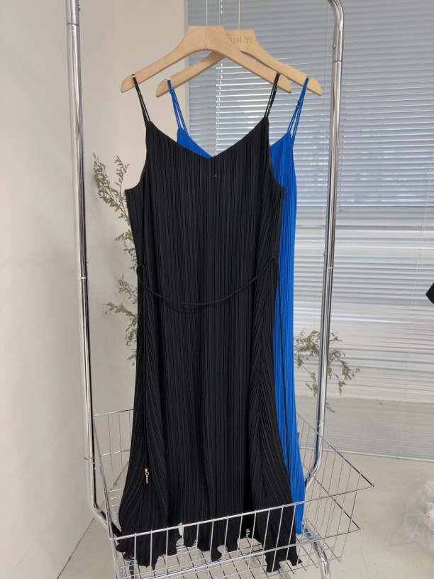 闪闪兒 设计感蓝色重工压褶吊带裙V领度假风腰带裙2025年新款9198