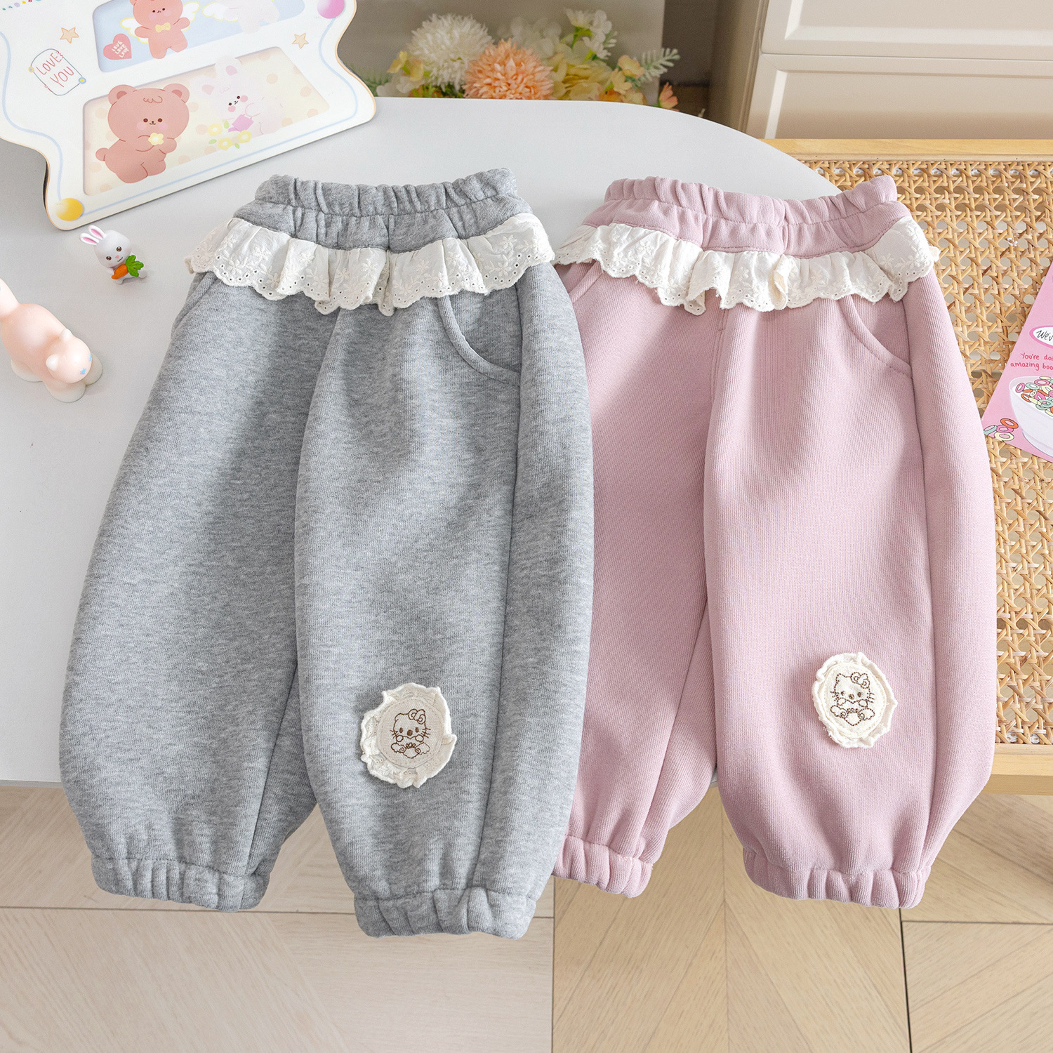 女宝宝加绒卫裤冬季2025新款卡通贴布裤子女童洋气花边屁帘灯笼裤