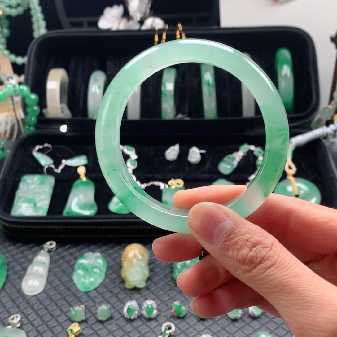 石英质玉手镯未镶嵌