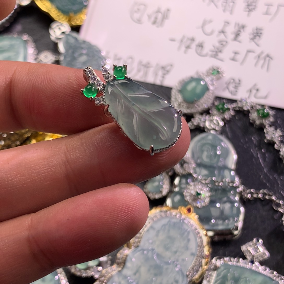 翡翠未镶嵌颈饰小叶子