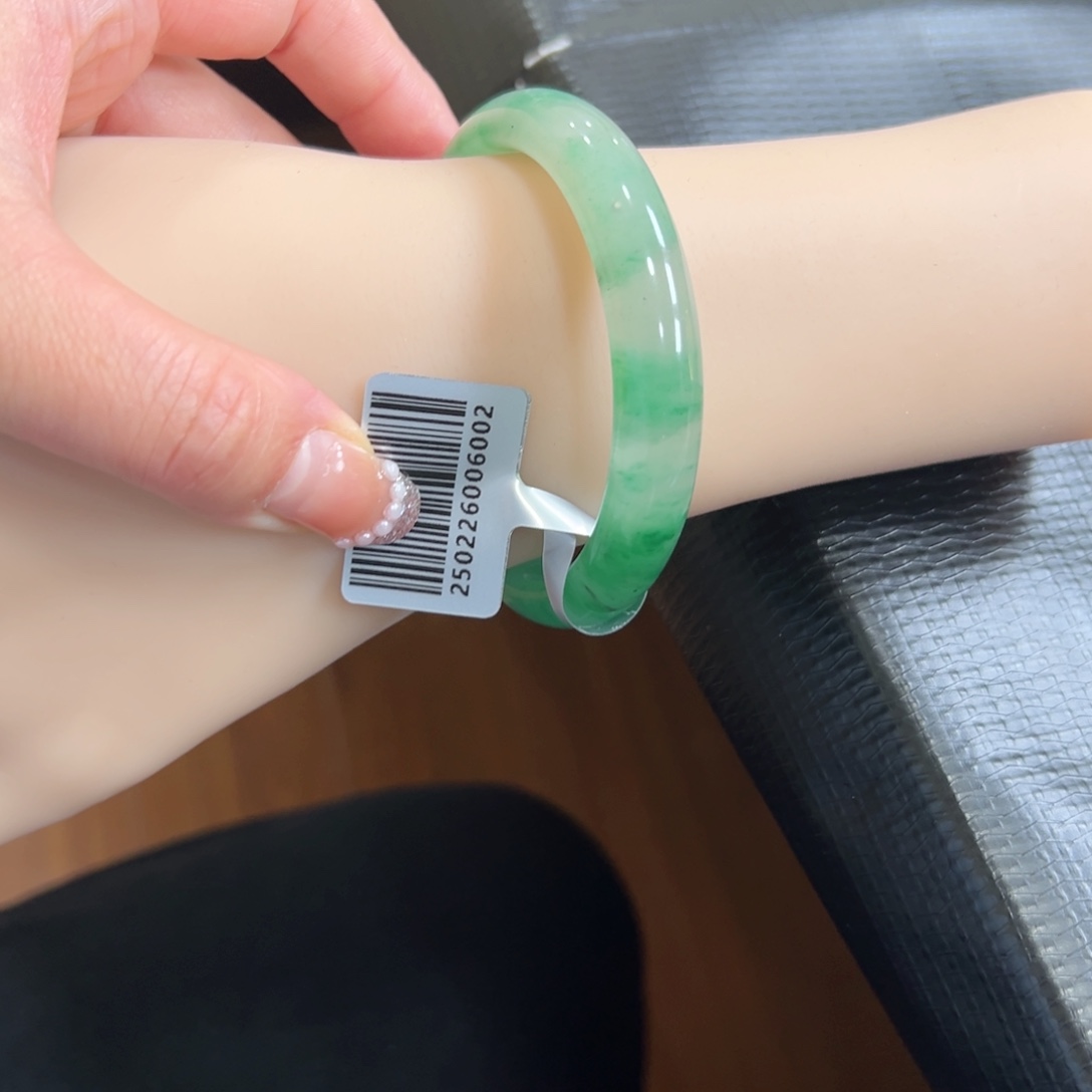 石英质玉手镯未镶嵌情**钟