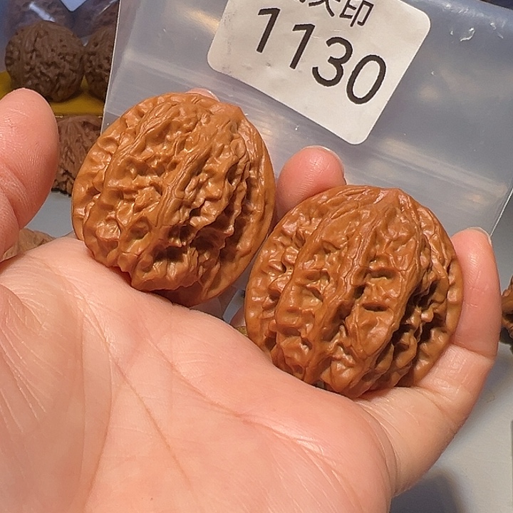 桃核吊坠38.5磐石，红皮，油性大……