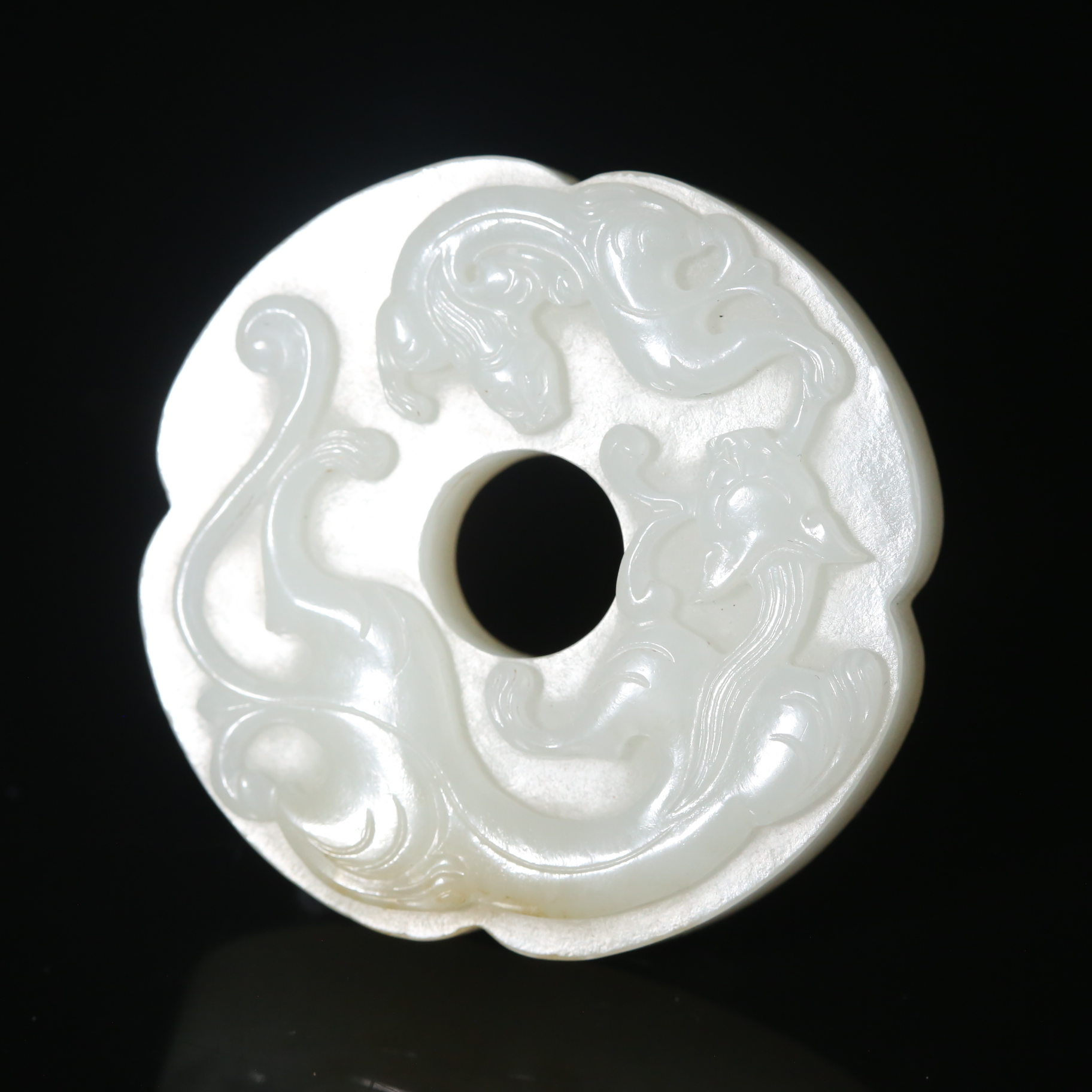 清代和田玉浮雕龙纹玉璧WLLF250823021