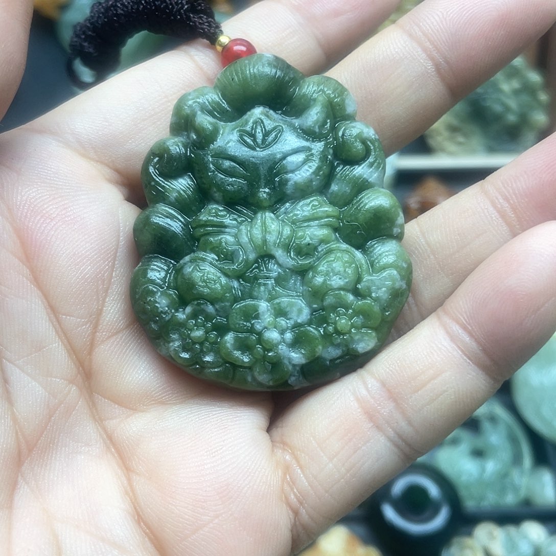 蛇纹石玉未镶嵌颈饰
