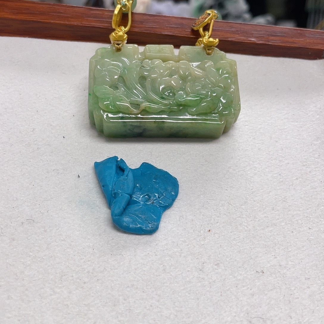 翡翠未镶嵌颈饰黃加绿包锁