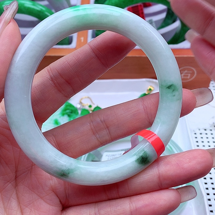 翡翠手镯未镶嵌翡翠