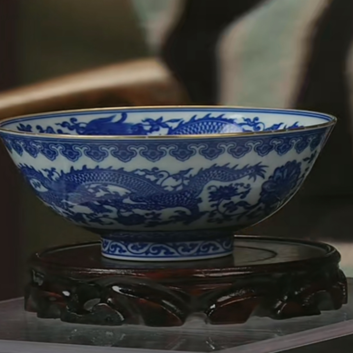 Y青花龙穿花纹碗