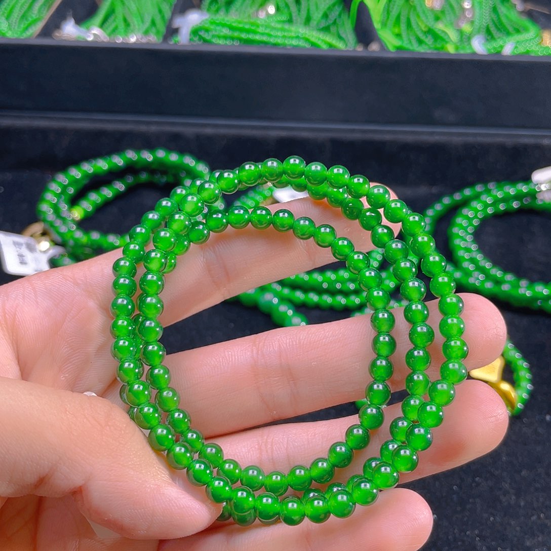 翡翠未镶嵌颈饰   