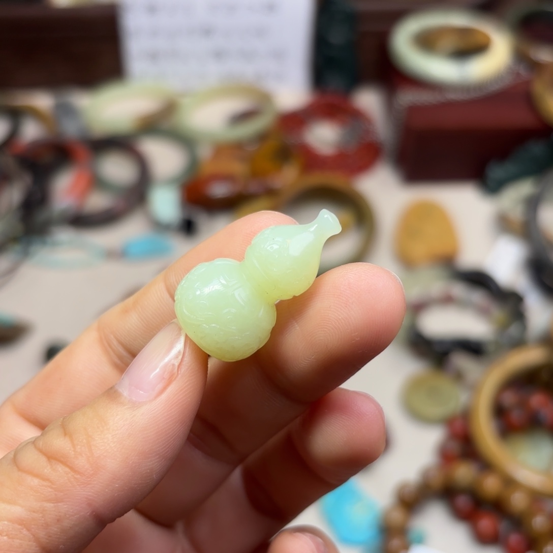 和田玉颈饰未镶嵌含**蜜