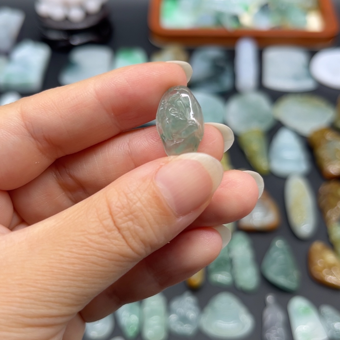 翡翠未镶嵌颈饰莲花