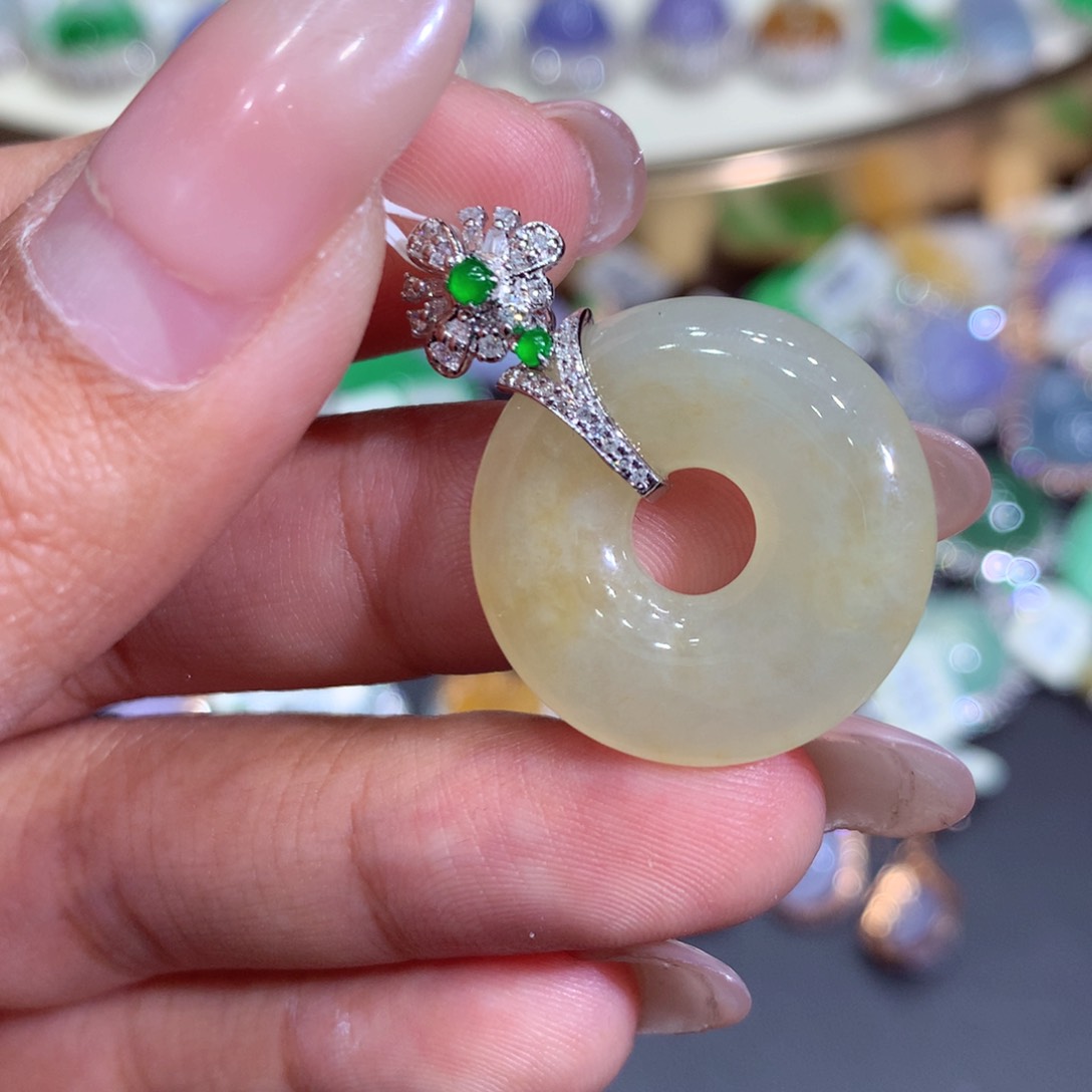 翡翠吊坠(赠链)18K金镶嵌