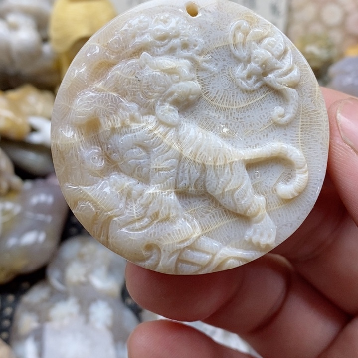 颈饰未镶嵌硅化珊瑚（珊瑚玉）