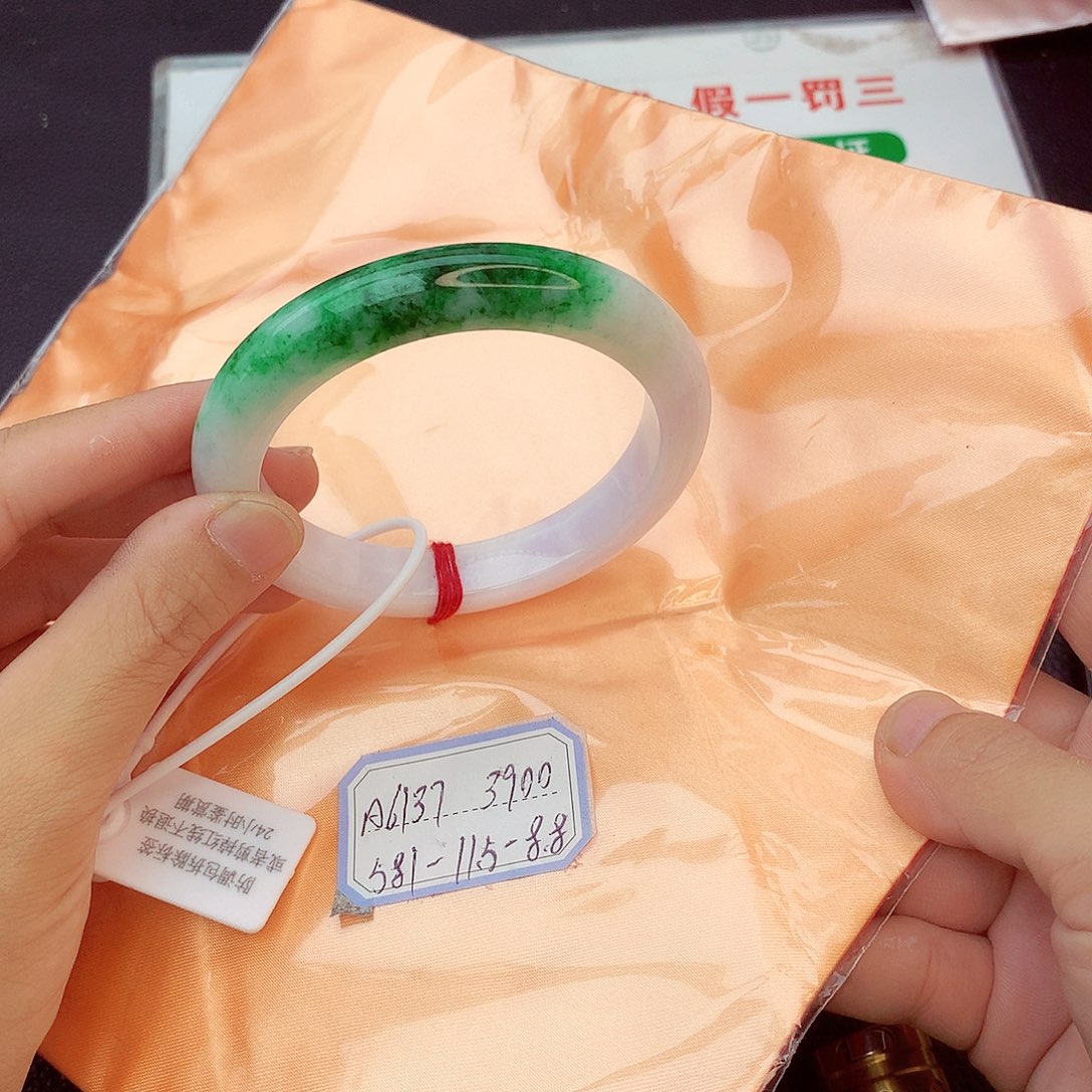 翡翠手镯未镶嵌翡翠