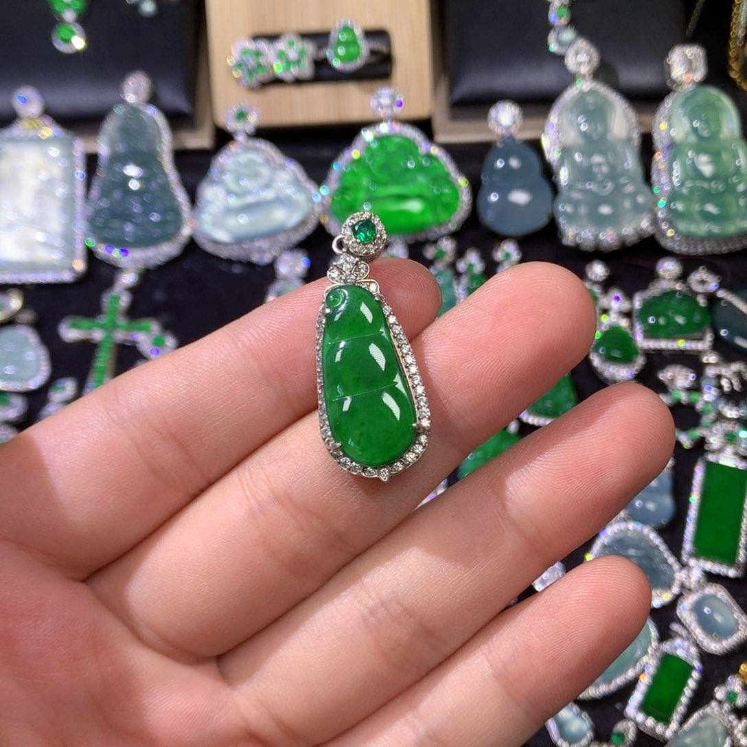 翡翠未镶嵌吊坠(赠链)见*7656556777666