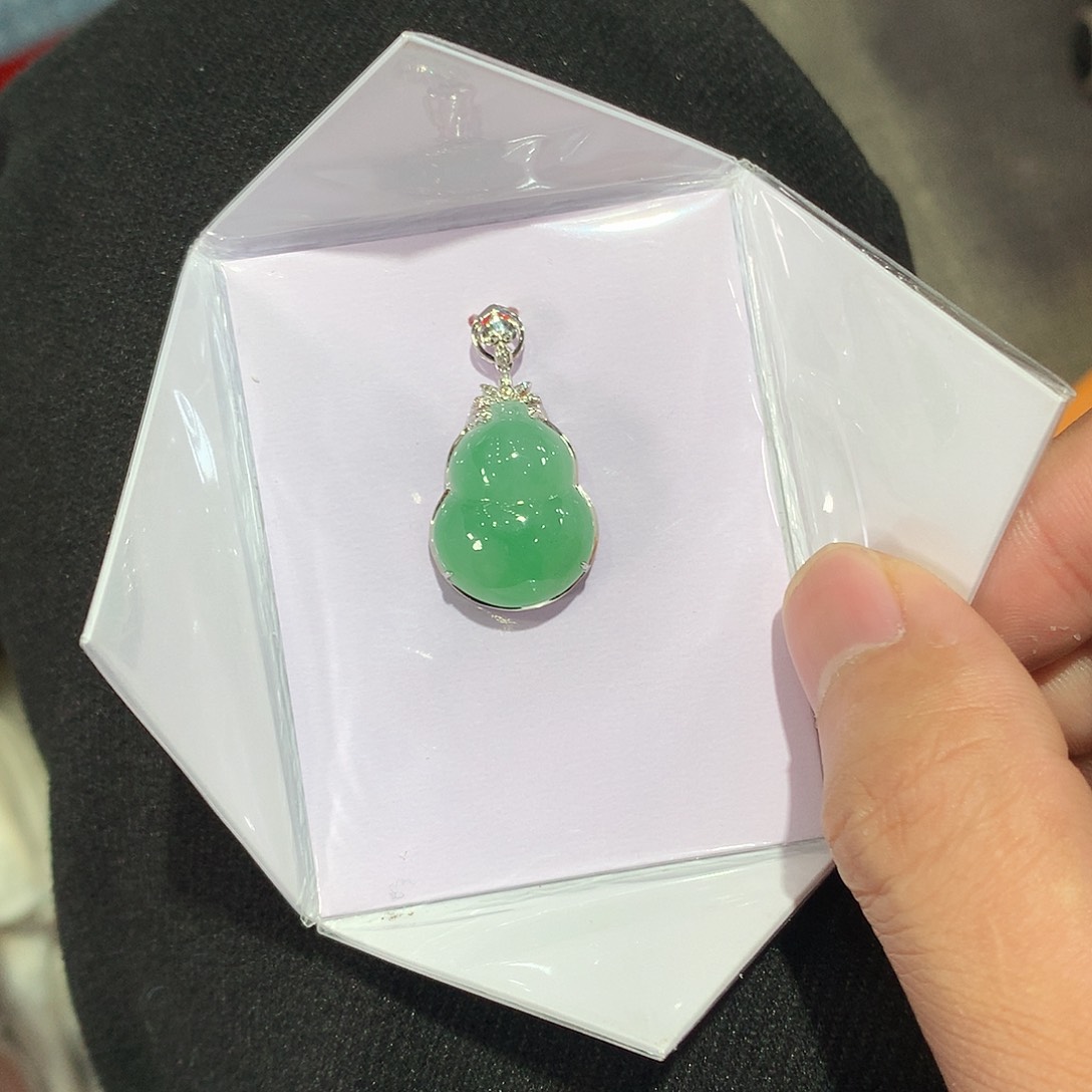 翡翠吊坠(赠链)18K金镶嵌